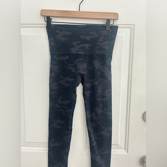 Spanx • Seamless Cropped 3/4 Black Gray Camo Sporty Casual Legging Size Medium - Picture 3 of 10
